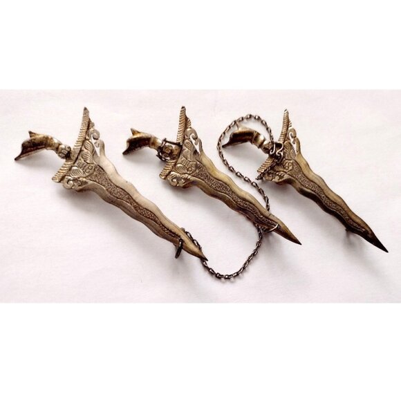 Malaysian Kerongsang Brooch Pin Trio Keris Daggers Silver Blend - Picture 1 of 13